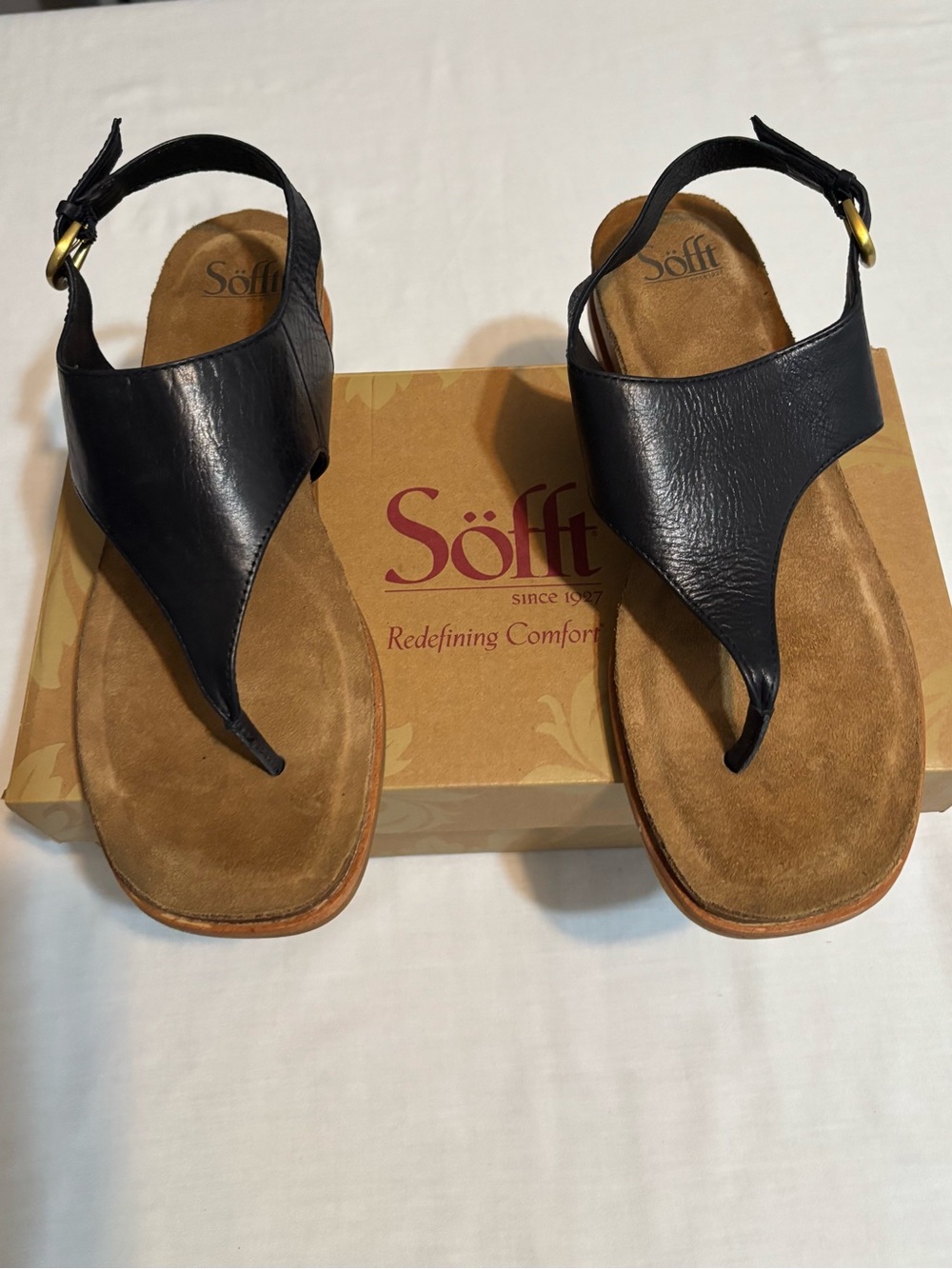 Sofft Women's Black Italian leather thong sandals, includes original box ￼
Size